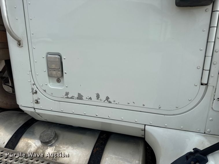 image for item DW6501 2008 International 9200i semi truck