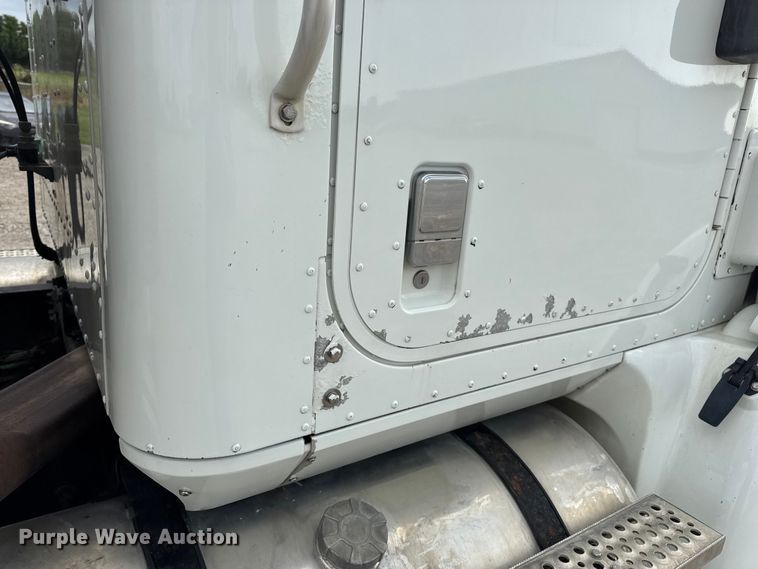 image for item DW6501 2008 International 9200i semi truck