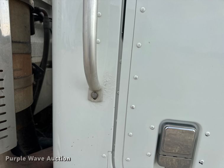 image for item DW6501 2008 International 9200i semi truck