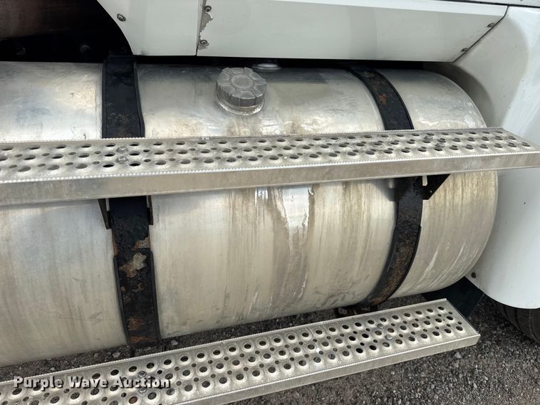 image for item DW6501 2008 International 9200i semi truck