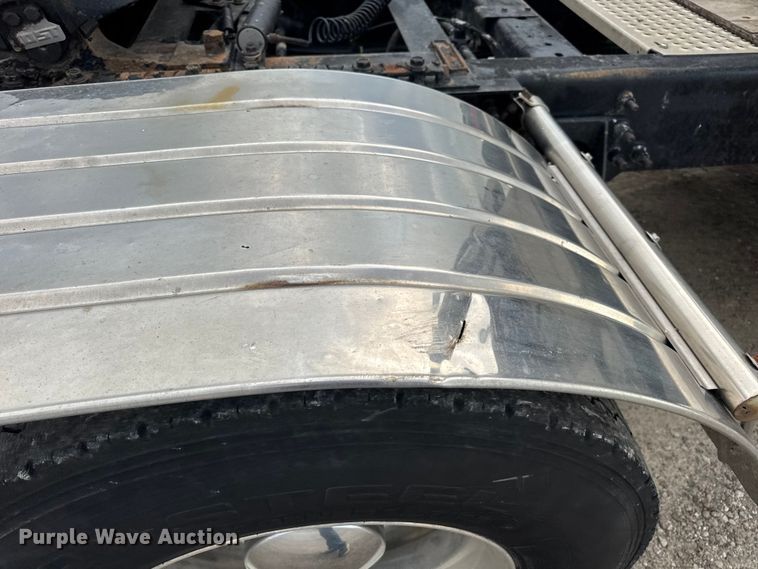 image for item DW6501 2008 International 9200i semi truck