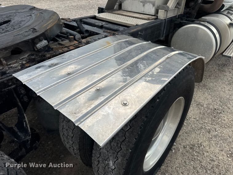 image for item DW6501 2008 International 9200i semi truck