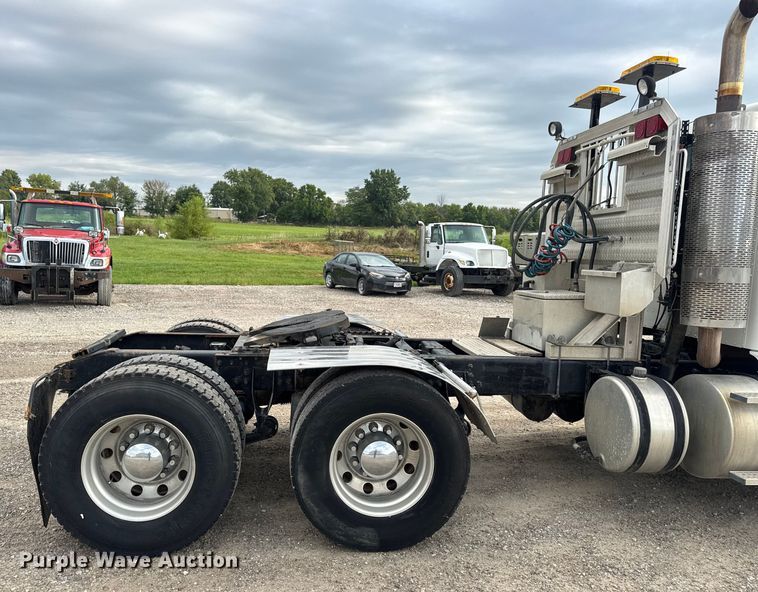 image for item DW6501 2008 International 9200i semi truck