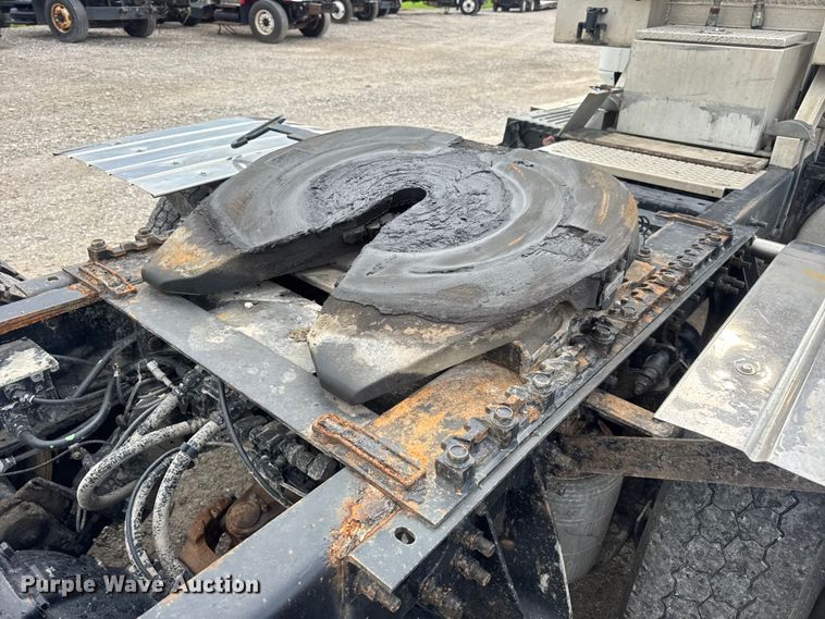 image for item DW6501 2008 International 9200i semi truck