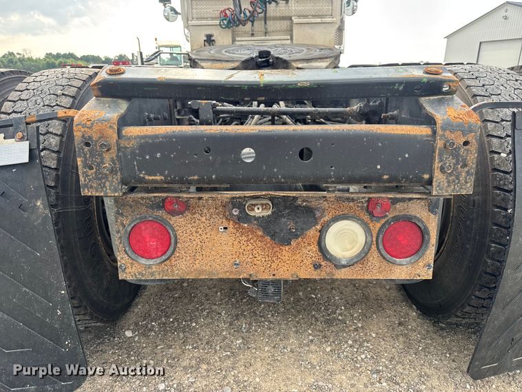 image for item DW6501 2008 International 9200i semi truck