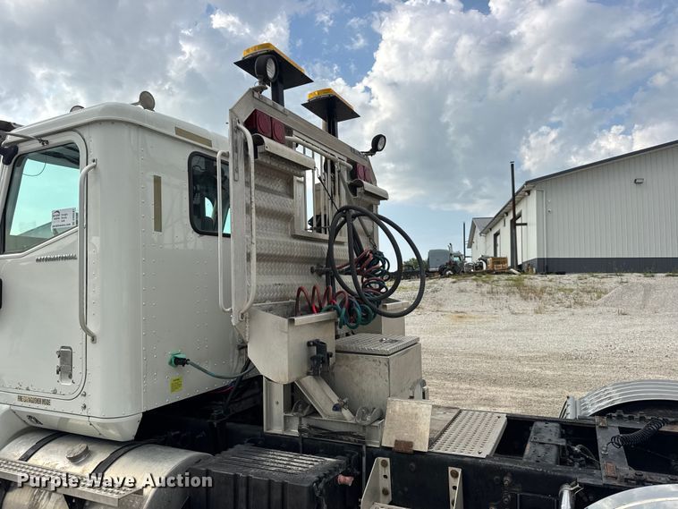 image for item DW6501 2008 International 9200i semi truck