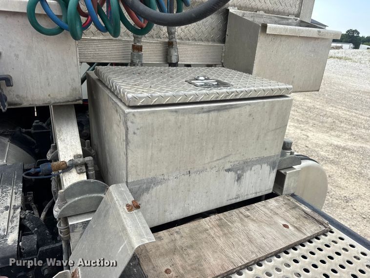 image for item DW6501 2008 International 9200i semi truck