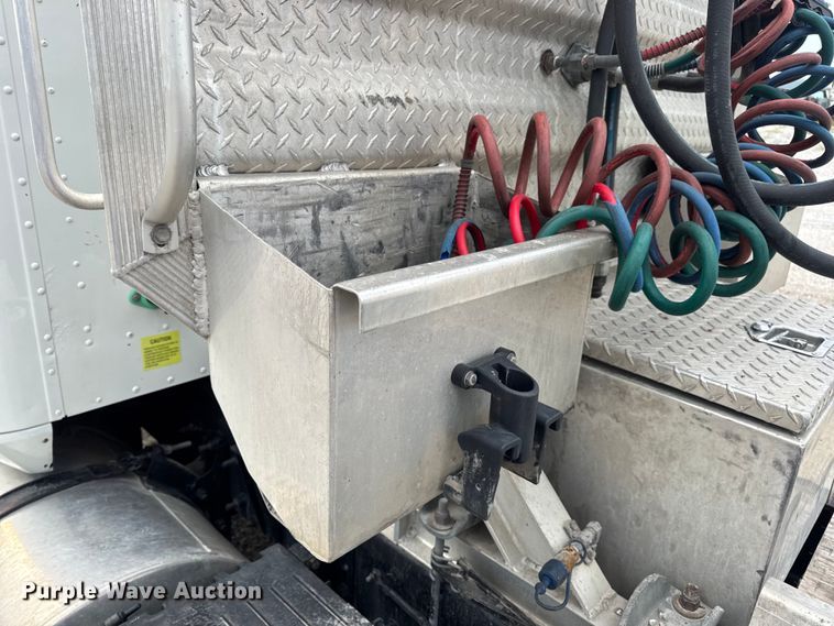 image for item DW6501 2008 International 9200i semi truck