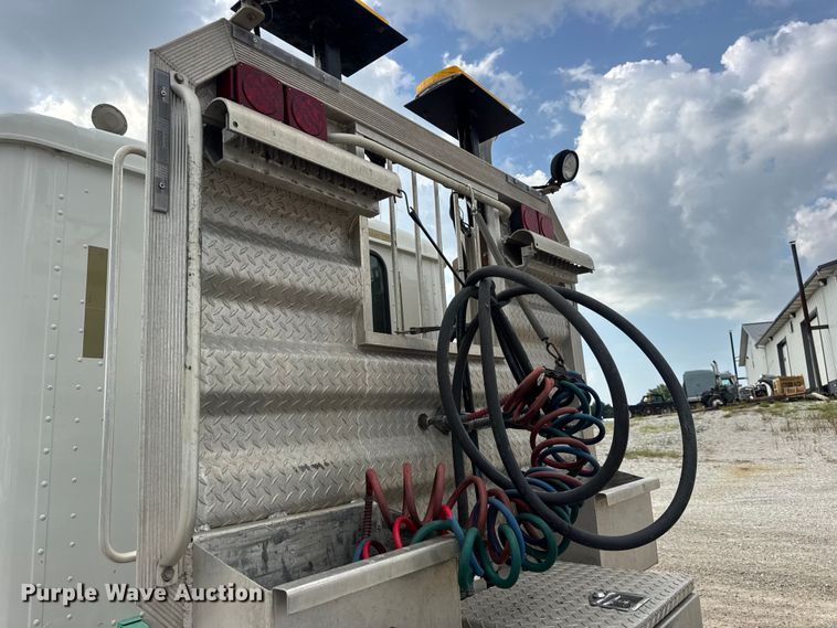 image for item DW6501 2008 International 9200i semi truck