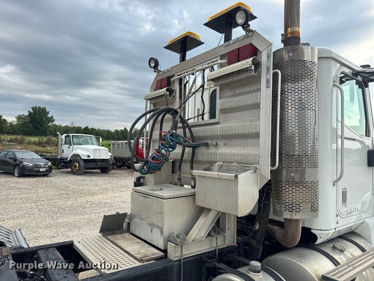 image for item DW6501 2008 International 9200i semi truck