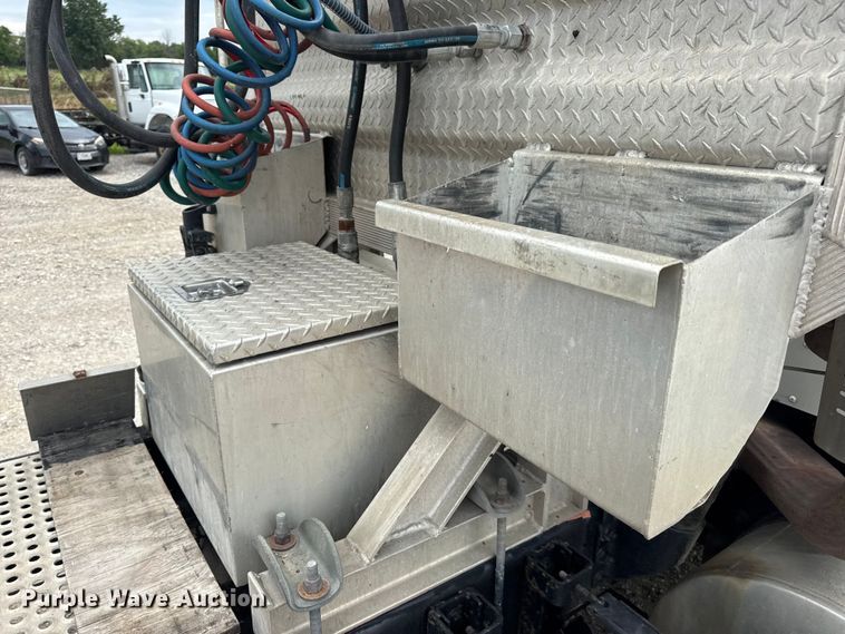 image for item DW6501 2008 International 9200i semi truck