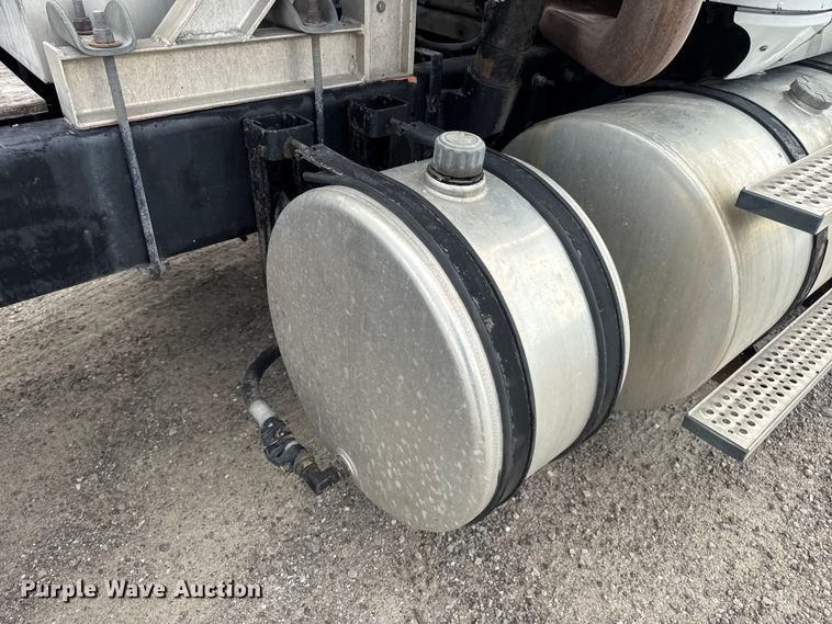 image for item DW6501 2008 International 9200i semi truck