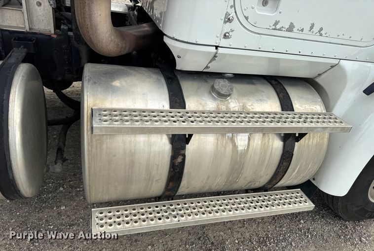 image for item DW6501 2008 International 9200i semi truck