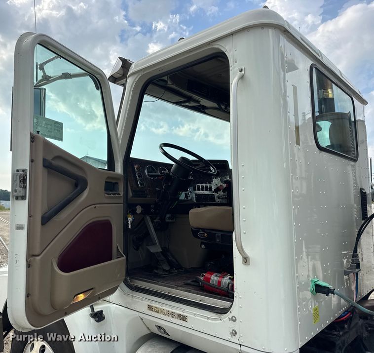 image for item DW6501 2008 International 9200i semi truck