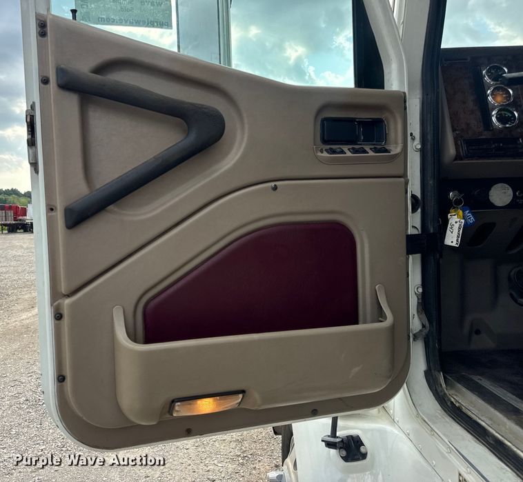 image for item DW6501 2008 International 9200i semi truck