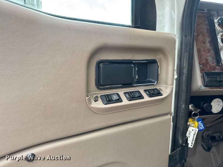 image for item DW6501 2008 International 9200i semi truck