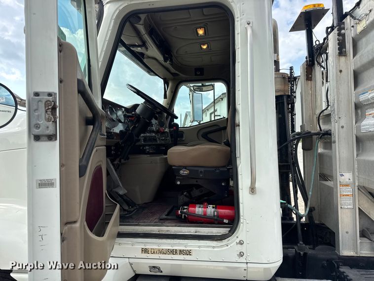 image for item DW6501 2008 International 9200i semi truck