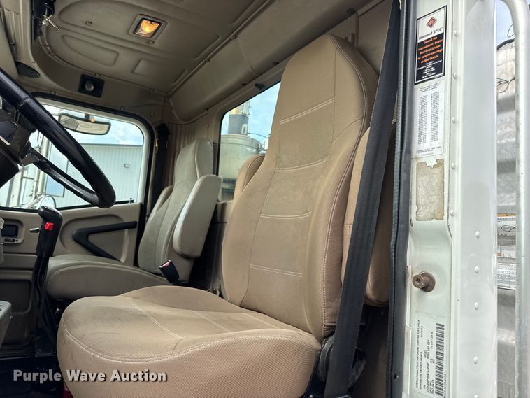 image for item DW6501 2008 International 9200i semi truck