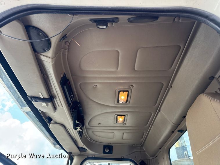 image for item DW6501 2008 International 9200i semi truck