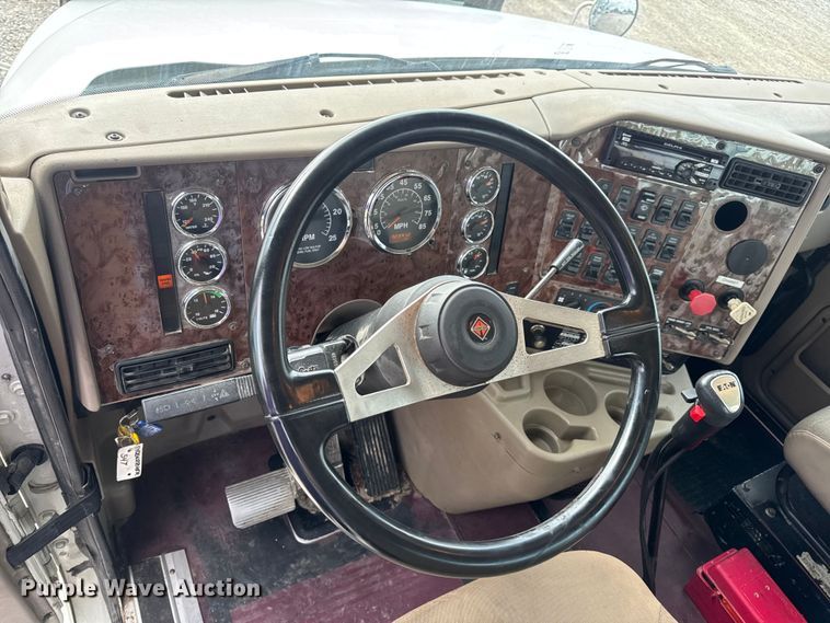 image for item DW6501 2008 International 9200i semi truck