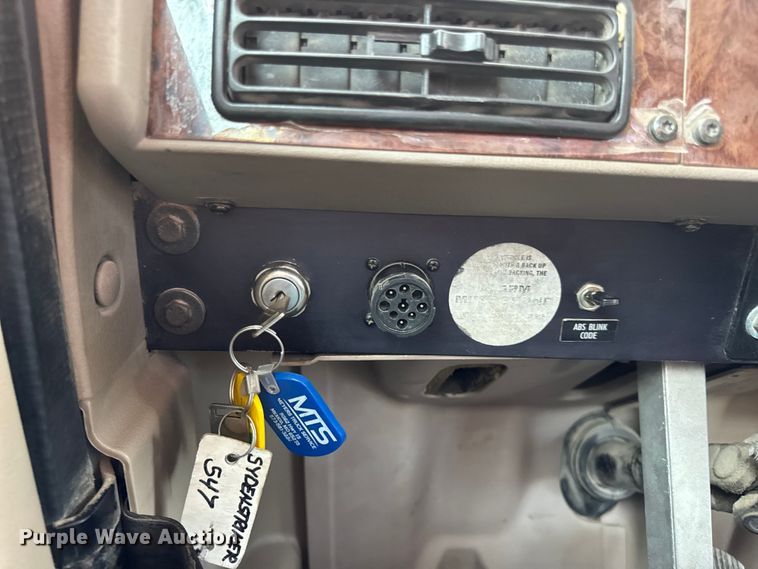 image for item DW6501 2008 International 9200i semi truck