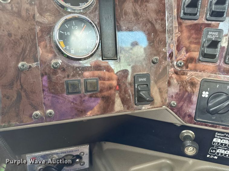 image for item DW6501 2008 International 9200i semi truck