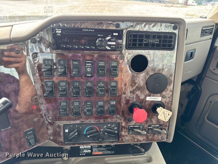 image for item DW6501 2008 International 9200i semi truck