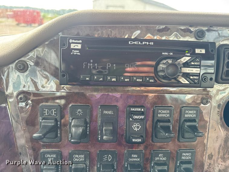 image for item DW6501 2008 International 9200i semi truck