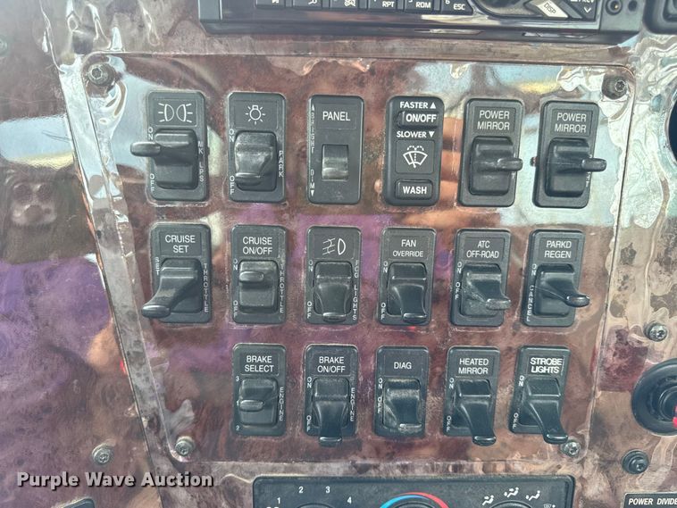 image for item DW6501 2008 International 9200i semi truck