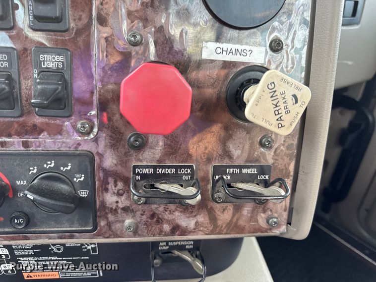 image for item DW6501 2008 International 9200i semi truck