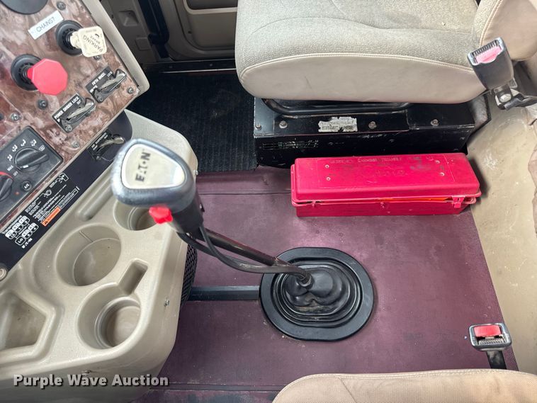 image for item DW6501 2008 International 9200i semi truck