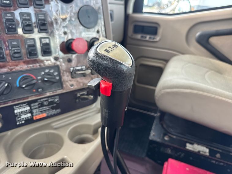 image for item DW6501 2008 International 9200i semi truck