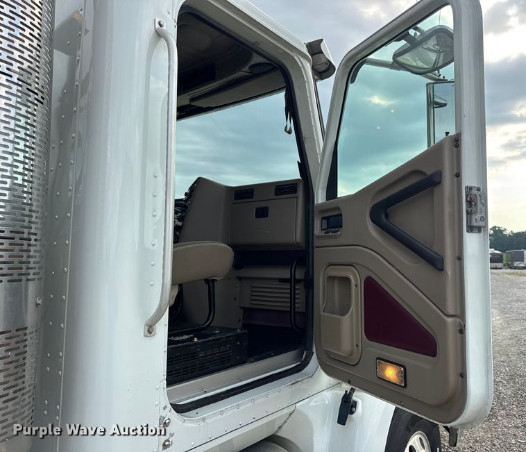 image for item DW6501 2008 International 9200i semi truck