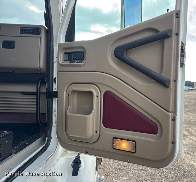 image for item DW6501 2008 International 9200i semi truck