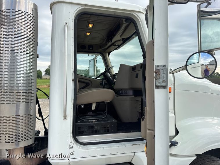 image for item DW6501 2008 International 9200i semi truck