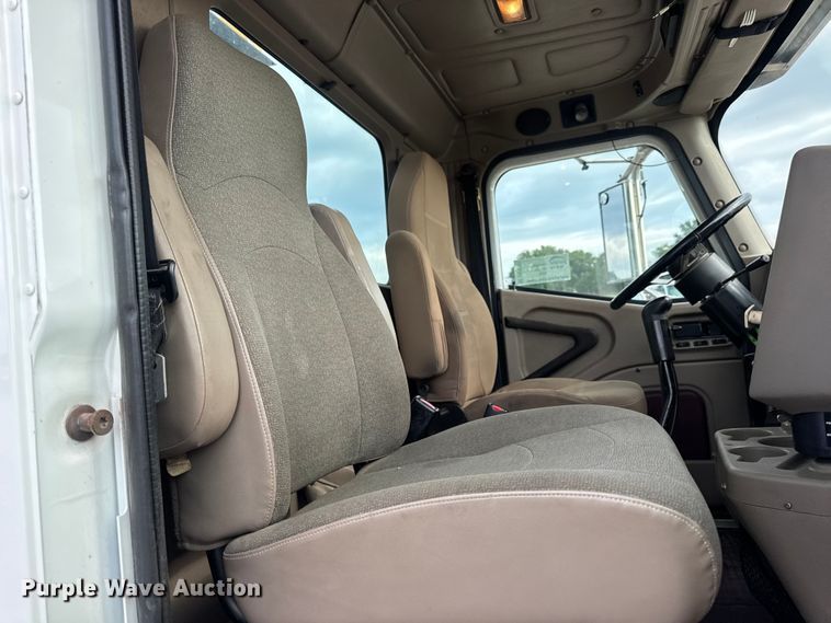 image for item DW6501 2008 International 9200i semi truck