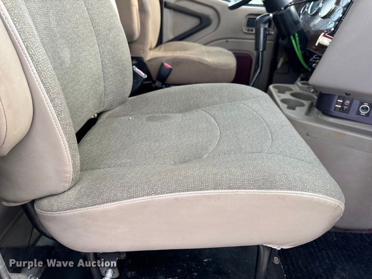 image for item DW6501 2008 International 9200i semi truck