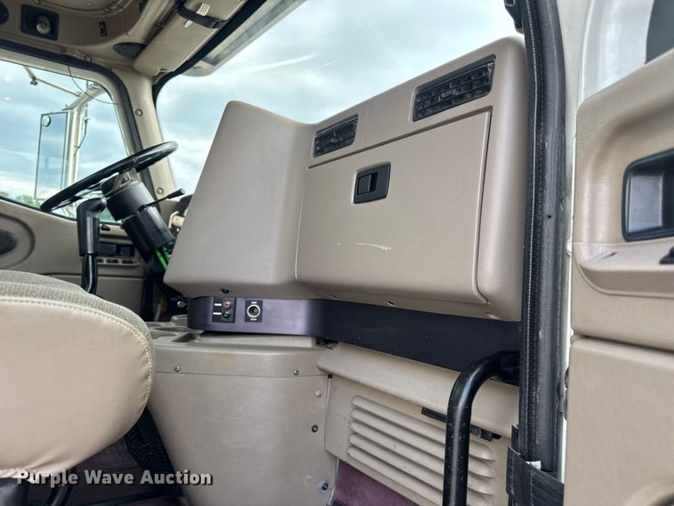 image for item DW6501 2008 International 9200i semi truck