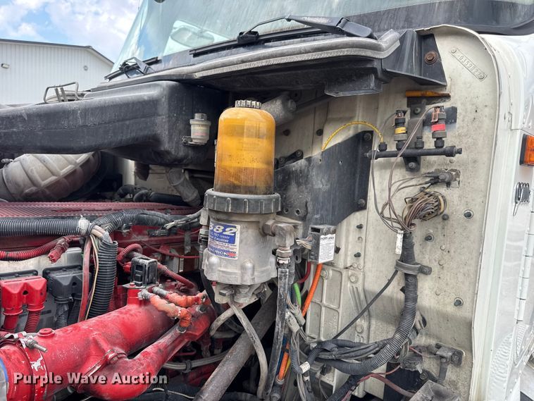 image for item DW6501 2008 International 9200i semi truck