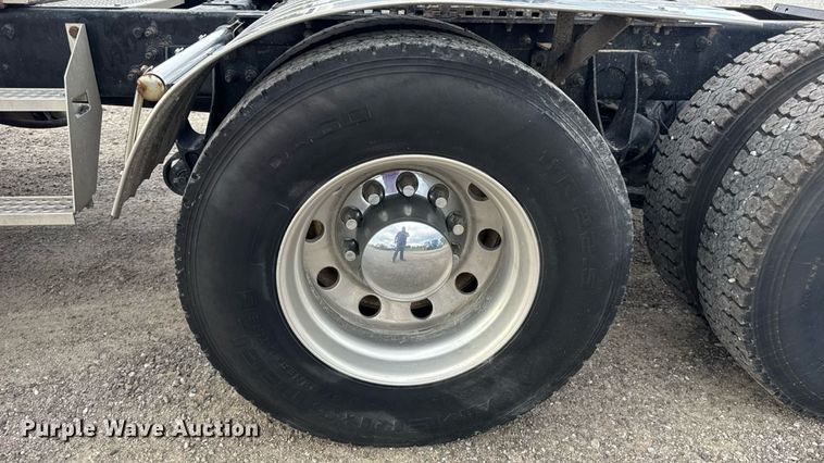 image for item DW6501 2008 International 9200i semi truck