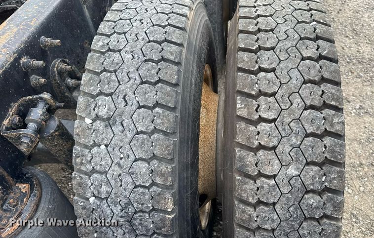 image for item DW6501 2008 International 9200i semi truck