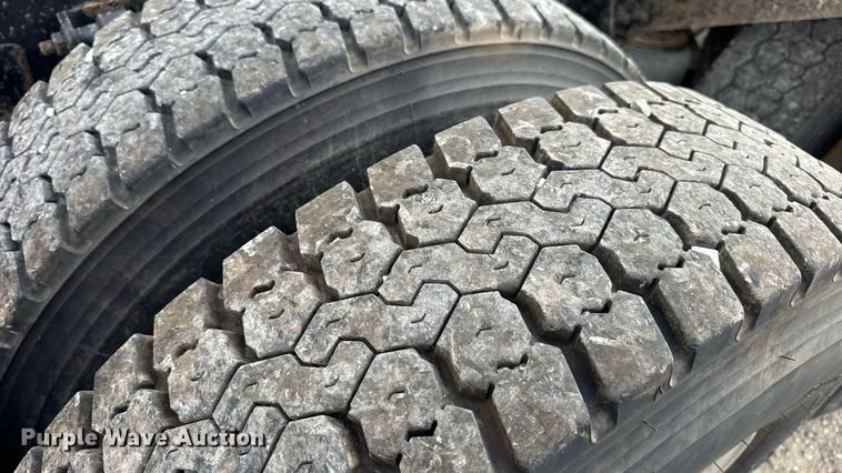 image for item DW6501 2008 International 9200i semi truck