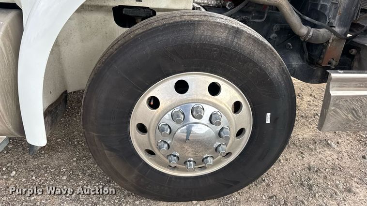 image for item DW6501 2008 International 9200i semi truck