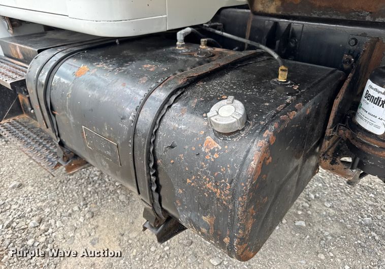 image for item DW6502 1997 International 4900 rollback truck