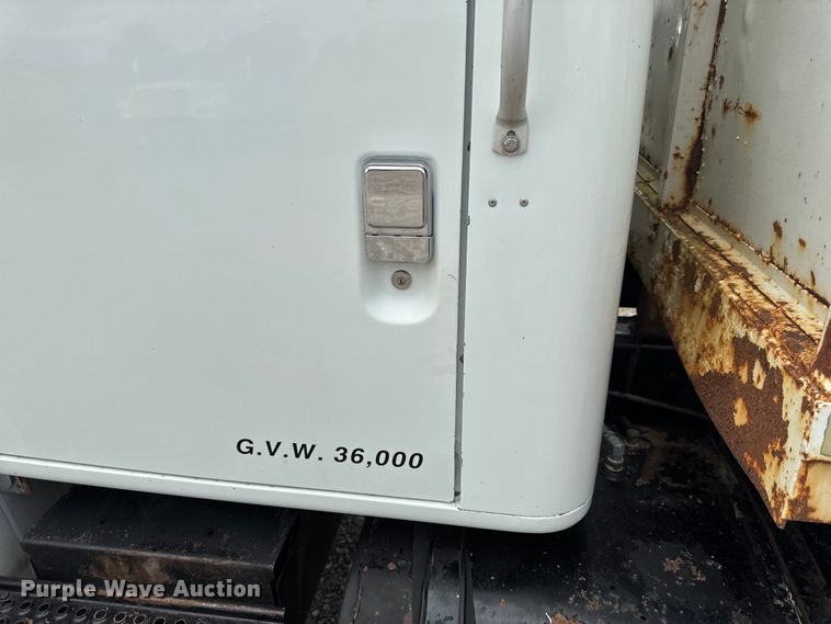 image for item DW6502 1997 International 4900 rollback truck