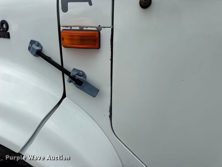 image for item DW6502 1997 International 4900 rollback truck