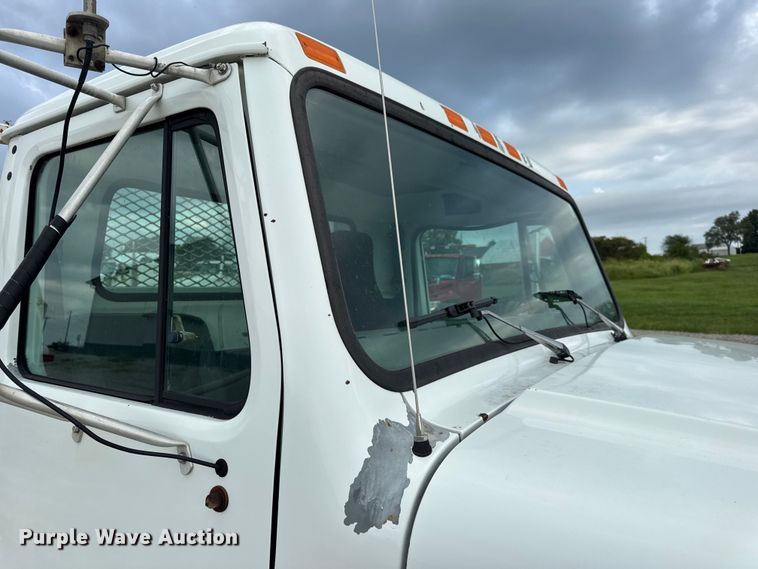 image for item DW6502 1997 International 4900 rollback truck