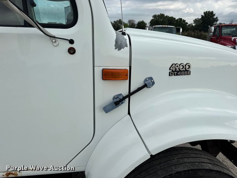 image for item DW6502 1997 International 4900 rollback truck