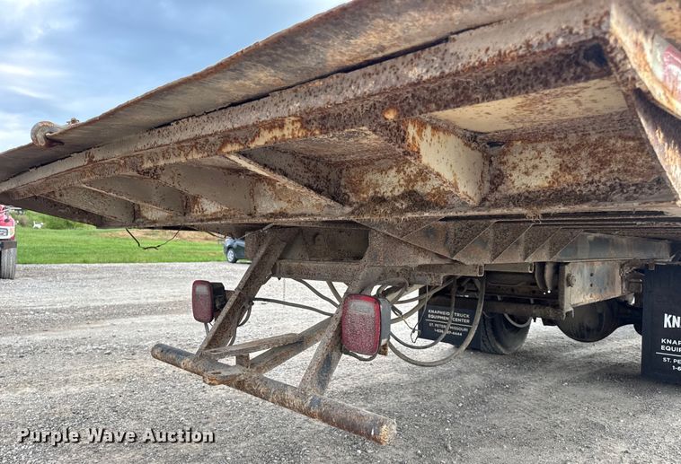 image for item DW6502 1997 International 4900 rollback truck