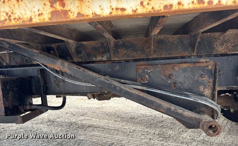 image for item DW6502 1997 International 4900 rollback truck